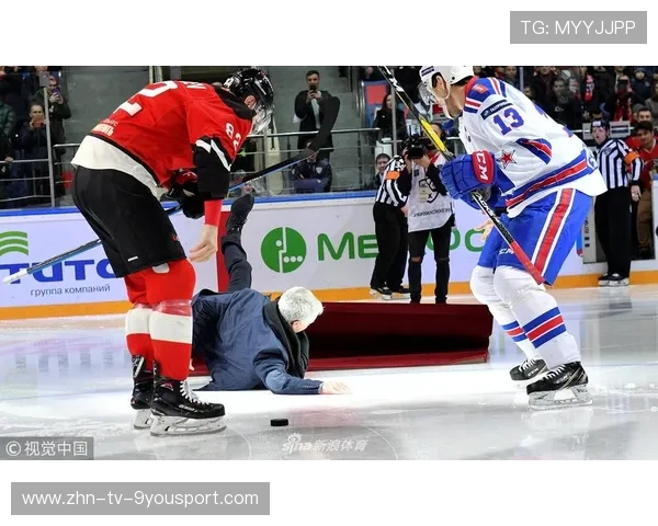 冰球运动员滑倒撞翻广告牌，广告牌更火了